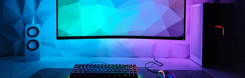 Monitor und Tastatur mit Gaming Beleuchtung